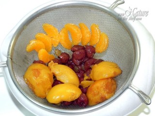 Draining of juicy fruit