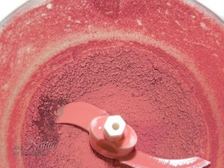 Grinding of dry red beet root