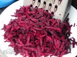 Fresh beetroot shreds